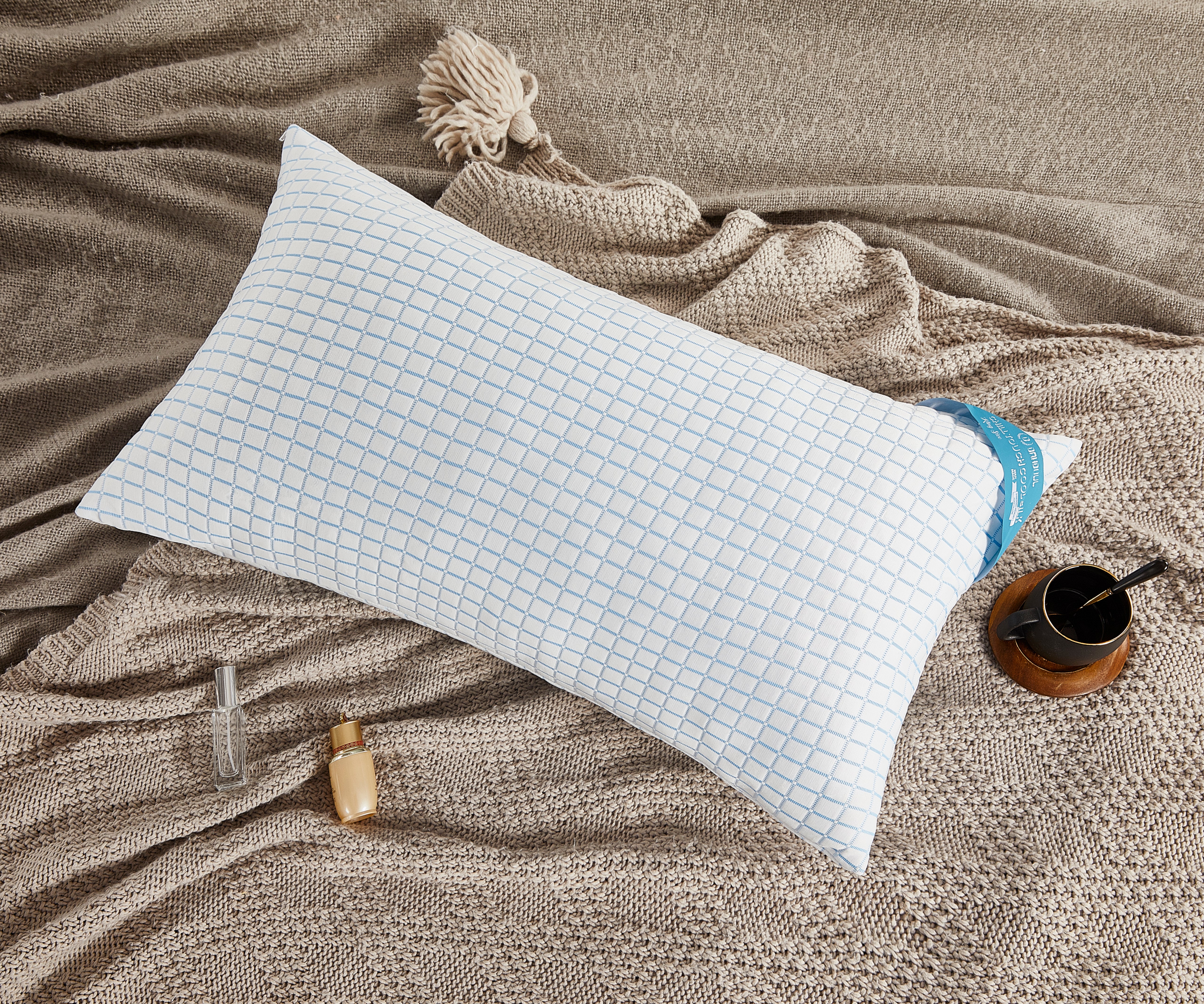 Almohada de espuma viscoelástica triturada de seda fresca hecha por el hombre Chill Touch